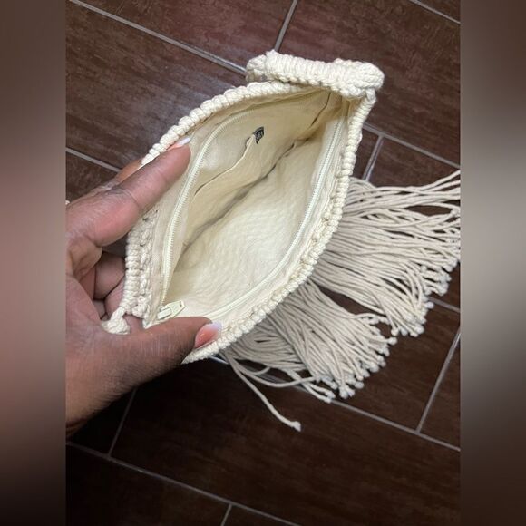 Accessories by Lindex Ivory Macrame crochet tasseled crossover - Picture 2 of 7